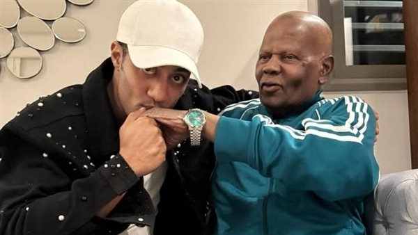 «يقبل يده».. محمد رمضان يطل على جمهوره برفقة والده