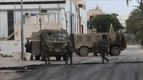 الجيش الإسرائيلي يغلق مداخل مدينة أريحا شرقي الضفة ويجبر مركبات الفلسطينيين المارين عل الانتظار في طوابير
