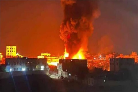 الطيران الأمريكي يشن غارات جوية مكثفة على ميناء “رأس عيسى” النفطي غربي اليمن.. دون الإعلان عن ضحايا أو أضرار