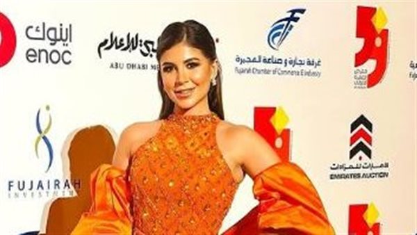 ملك قورة تبرز سحر ملامحها بالأحمر الصارخ