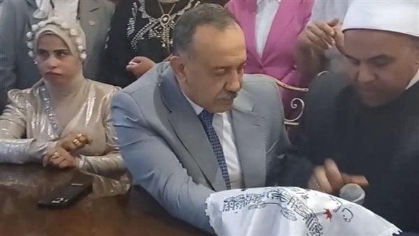 لفتة إنسانية│ محافظ أسيوط وكيلا لعروس من دار أيتام.. ويتكفل بحفل زفافها