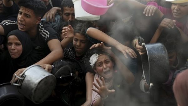 الأطفال والكبار في غزة يكافحون للحصول على الغذاء بينما تمنع إسرائيل المساعدات