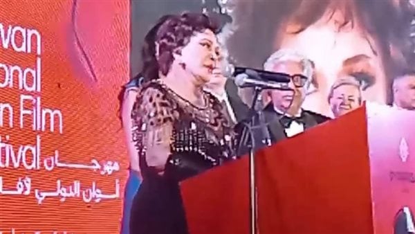 لبلبة باكيةً بعد تكريمها في مهرجان أسوان لأفلام المرأة: أتمنى أقدم أعمال يفتكرني بيها الجمهور