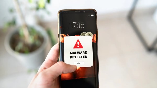 ثغرة جديدة تعرض ملايين من مستخدمي آيفون لهجمات برمجيات خبيثة ثغرة جديدة تعرض ملايين من مستخدمي آيفون لهجمات برمجيات خبيثة
