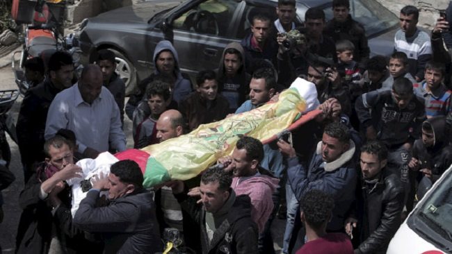 انتشال جثمان شهيد فلسطيني متحلل على شاطئ مدينة رفح