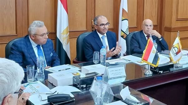 نائب وزير الإسكان يعقد اجتماعًا موسعًا مع اللجنة التنسيقية العليا لتحديث منظومة أكواد مياه الشرب والصرف الصحي