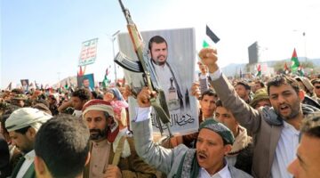 الحوثيون يُعلنون قصف هدف عسكري إسرائيلي في تل أبيب