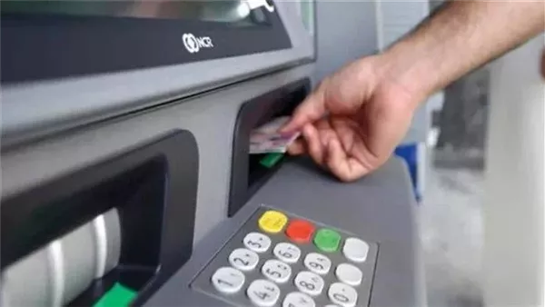 كيفية الاستعلام عن الرصيد من ماكينات ATM.. بعد قرار المركزي