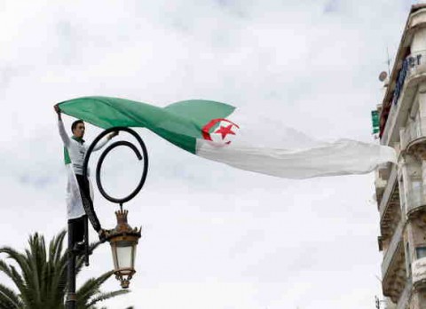 السلطات الجزائرية توقف بث قناة تلفزيونية لمدة عشرة أيام