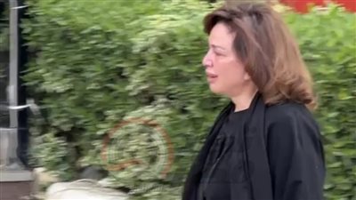 انهيار إلهام شاهين في جنازة وليد مصطفى زوج كارول سماحة.. صور
