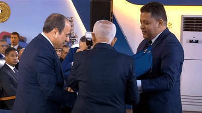 بمناسبة عيد العمال.. رئيس نقابات عمال مصر يهدي الرئيس السيسي درع الاتحاد العام