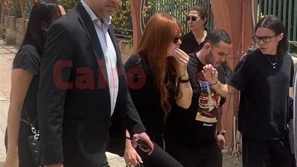 كارول سماحة ترافق جثمان زوجها الدكتور وليد مصطفى بمسجد الشرطة لأداء صلاة الجنازة.. ولميس الحديدي ومدحت العدل أول الحضور