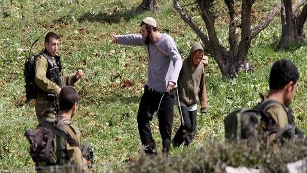 مستوطنون إسرائيليون يُغلقون طريقاً مؤدياً لبلدة فلسطينية