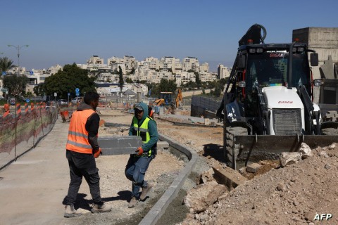 تقرير فلسطيني يكشف عن “مخطط إسرائيلي كبير” يشمل شق اسرائيل مئات الكيلومترات من الطرق لربط المستوطنات بالضفة الغربية المحتلة مع مدنها