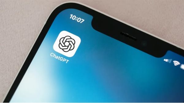 OpenAI تتراجع عن تحديثٍ جعل ChatGPT يبدو غريبًا ومُتملقًا