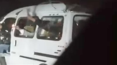 تداول فيديو لعدد من الأشخاص داخل سيارة يشهرون بالأسلحة البيضاء وسط طريق بلبيس ـ السلام
