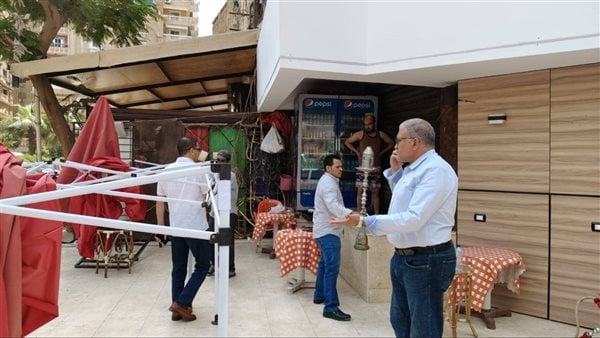 رئيس حي مدينة نصر يقود حملة مكبرة لإزالة التعديات من المحال المخالفة| صور