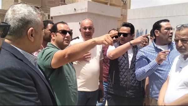 مساعد وزير الصحة يتفقد الأعمال الجارية بمستشفى طما المركزي تمهيدًا لاستلامها