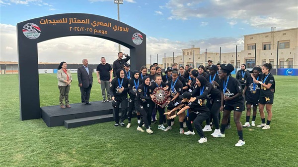 مشاهد كرنفالية من تتويج مسار بدرع الدوري وسط أجواء احتفالية صاخبة في أرض الملعب