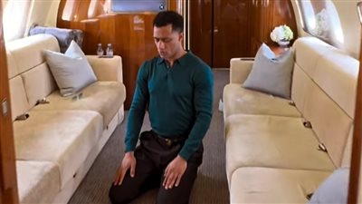 مستمرًا في إثارة الجدل.. محمد رمضان يشارك فيديو وهو يصلي من داخل طائرته الخاصة