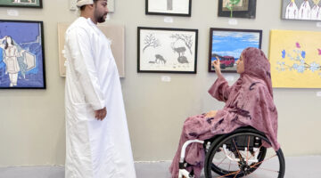 فن يتجاوز القيود: فنانون من ذوي الإعاقة يرسمون طريقهم في المشهد التشكيلي العُماني