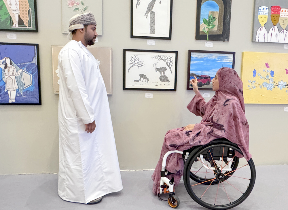 فن يتجاوز القيود: فنانون من ذوي الإعاقة يرسمون طريقهم في المشهد التشكيلي العُماني