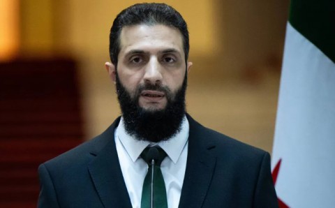 “كان عنّا رئيس نخاف منّو.. صار عنّا رئيس يخاف معنا”.. لماذا أسند الشرع لوالده الرد على قصف إسرائيل “مُحيط قصره” وكيف سيختلف رد “سورية الجديدة”؟.. هل بدأ “الجولاني” يفقد حاضنته مع تصاعد “استقواء الأغراب” وأين حليفه التركي وهل تُنقذه “ورقة المُقاومين”؟