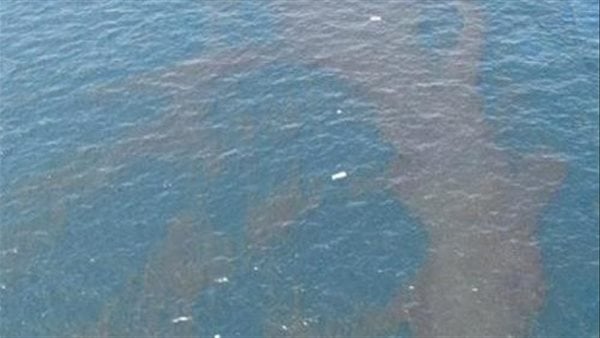 مصدر بالبيئة يكشف تفاصيل بقعة الزيت بشواطئ مدينة أبو رديس: ننتظر نتيجة تحليل العينة