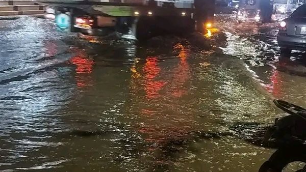 جهود لرفع مياه الأمطار بالتنسيق مع شركة المياه للدفع بالمعدات اللازمة بالمنوفية|صور