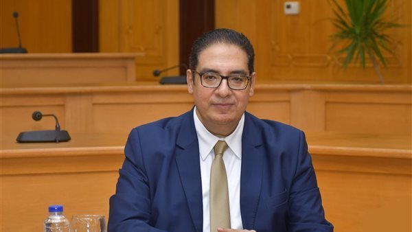 «عبدالصادق» يوجه بالبدء في إعداد اللوائح الدراسية الجديدة بجامعة القاهرة الأهلية