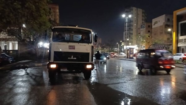 شركة مياه القليوبية تدفع بمعداتها للتعامل مع تجمعات مياه الأمطار .. صور