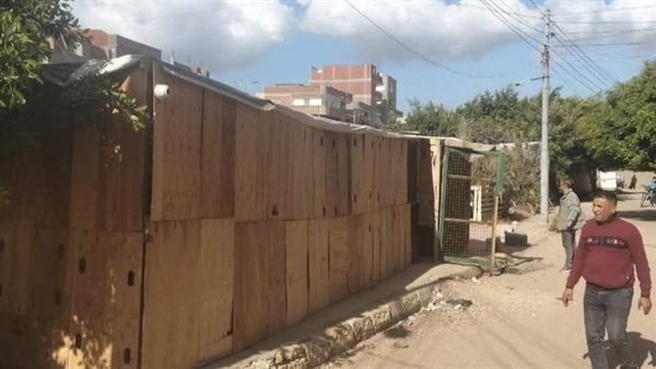 إزالة كابينة المتهم بخطف والتعدي على صغار كفر الدوار وسط فرحة الأهالي