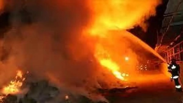 تفاصيل اندلاع حريق ضخم في محطة لتوليد الكهرباء غرب طهران الإيرانية