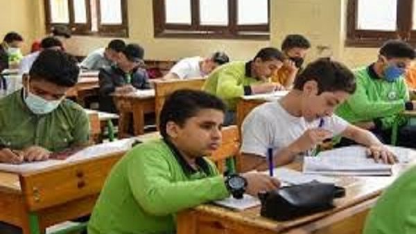 طلاب الصفين الأول والثانى الأزهرى يؤدون امتحانات الفرنساوى والجغرافيا والنحو