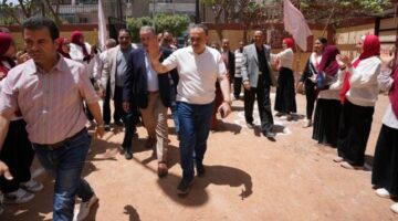 محافظ أسيوط يشهد حفل تخريج طالبات مدرسة الأمل للصم ويؤكد دعمه لذوي الهمم