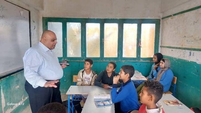 في جولة مفاجئة.. مدير تعليم البحر الأحمر يزور إحدى المدار س ويُحيل قياداتها للتحقيق