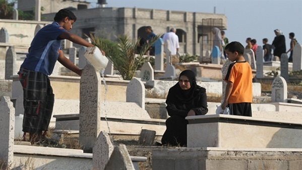 حكم المسح على القبر وتقبيله.. اعرف رأي دار الإفتاء حكم المسح على القبر وتقبيله.. اعرف رأي دار الإفتاء