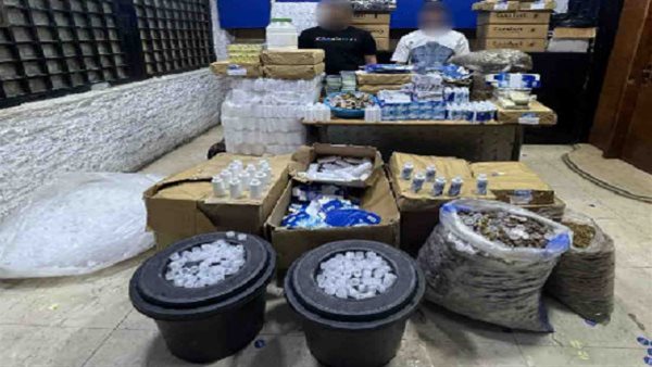 ضبط مصنع غير مرخص لإنتاج محلول خاص بالعدسات اللاصقة في دار السلام