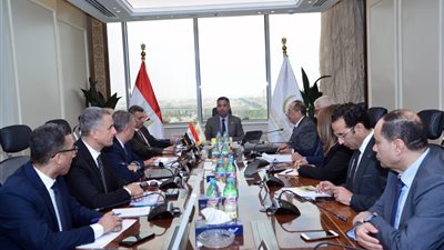 وزير التموين يجتمع مع رئيس شركة قها للأغذية لمتابعة خطط دعم السوق