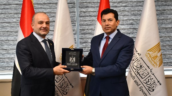 وزير الشباب والرياضة يستقبل رئيس الاتحاد الدولي للسلاح ويكرّمه: دعم مستمر للكوادر المصرية وتعزيز التعاون الدولي