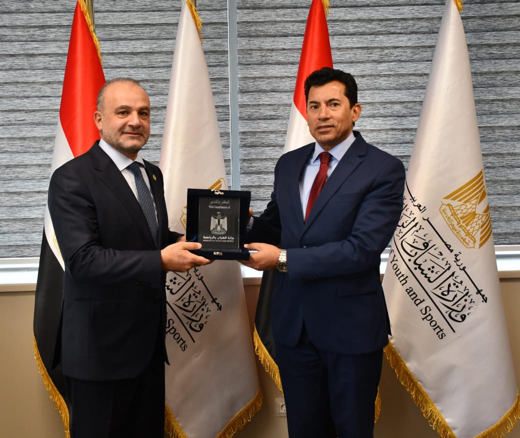 وزير الرياضة يستقبل رئيس الاتحاد الدولي للسلاح ويكرمه.. دعم مستمر للكوادر المصرية