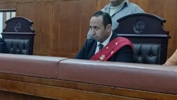 عامل يجبر طالبة على مشاهدة فيديو مخل داخل مكتبة في مدينة نصر