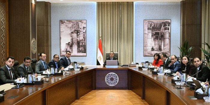 رئيس الوزراء يتابع مع وزير الإسكان الموقف التنفيذي للمشروعات