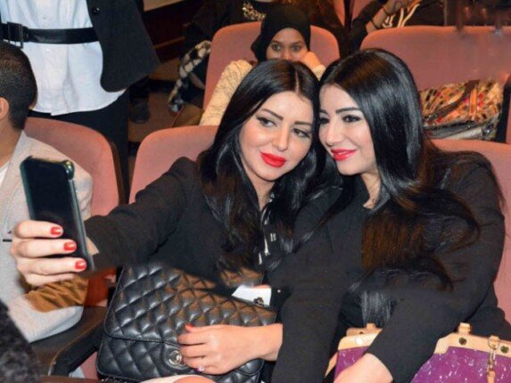 «نأخذ حقك من مين؟».. سوار النجار تتهم الأطباء بالتسبب في وفاة شقيقتها