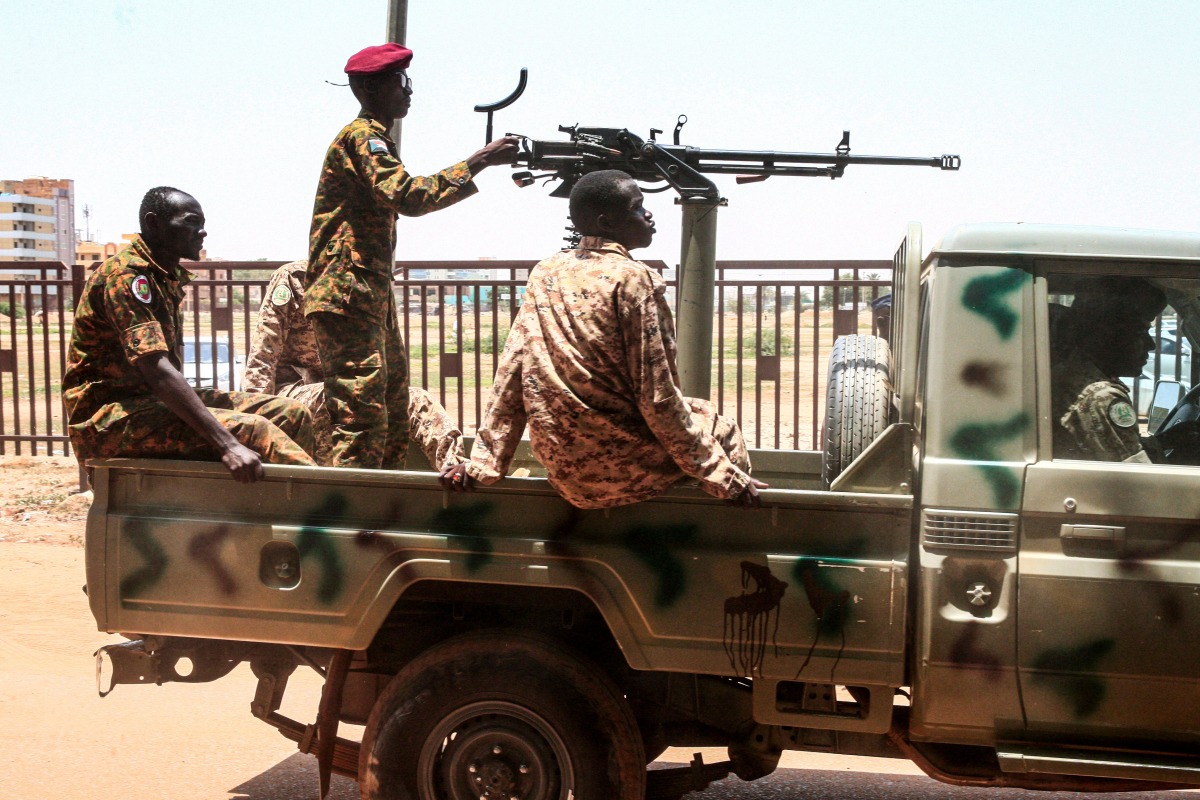  الجيش السوداني يعلن إسقاط مسيرات استهدفت قاعدة جوية في بورتسودان