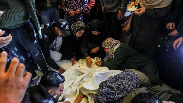 10شهداء بينهم 7 نساء وطفل في قصف لخيام النازحين بغزة