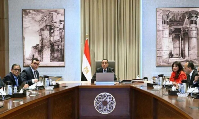رئيس الوزراء يستعرض مشروع تطوير المنظومة الإلكترونية لإنهاء إجراءات وصول السائحين للمطارات المصرية