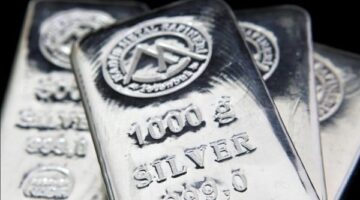 تراجع أسعار الفضة في الأسواق بفعل الانخفاض العالمي وتأثيرات الذهب والدولار