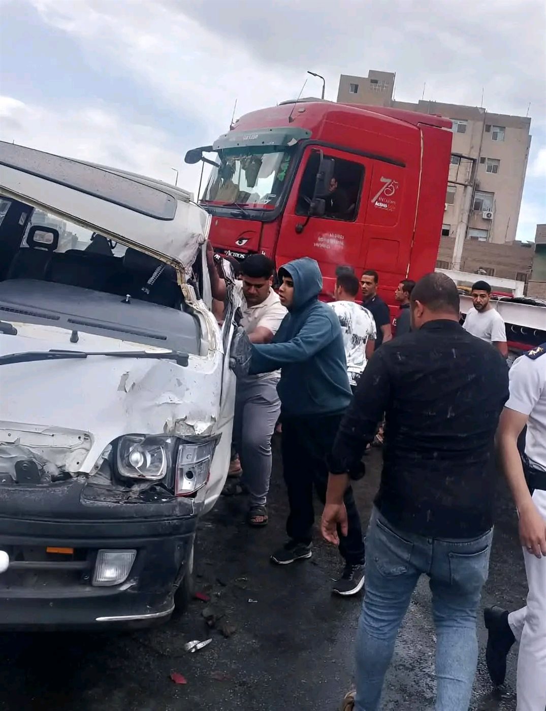 إصابة 6 أشخاص فى حادث تصادم سيارتين نقل وميكروباص بالمنوفية|صور