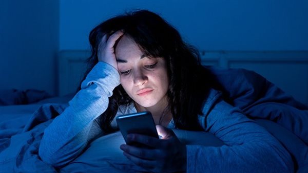 تأثير الإفراط في استخدام الشاشات على هرمون النوم